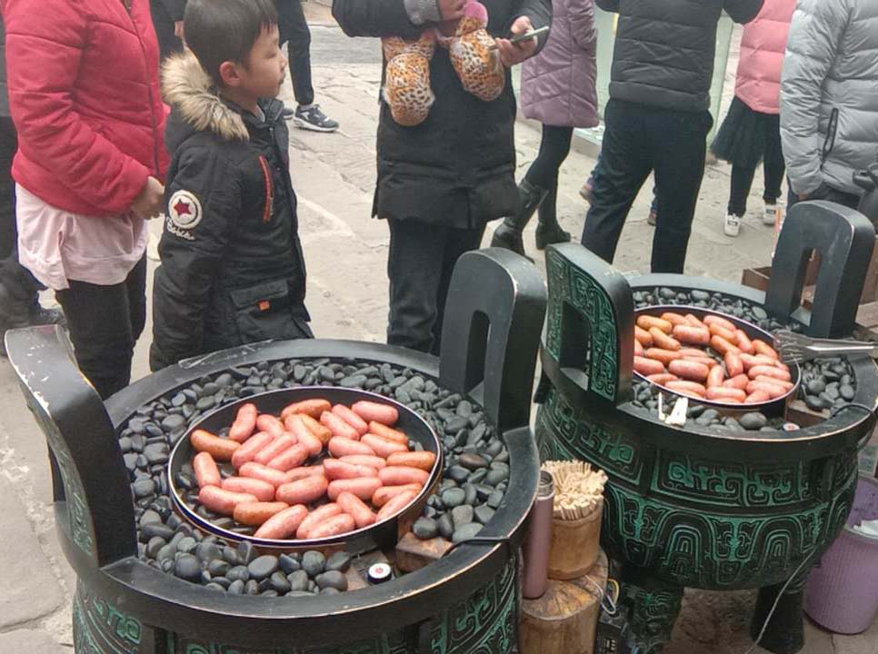 漢伯尅石鍋烤腸貴陽廟會倍受歡迎